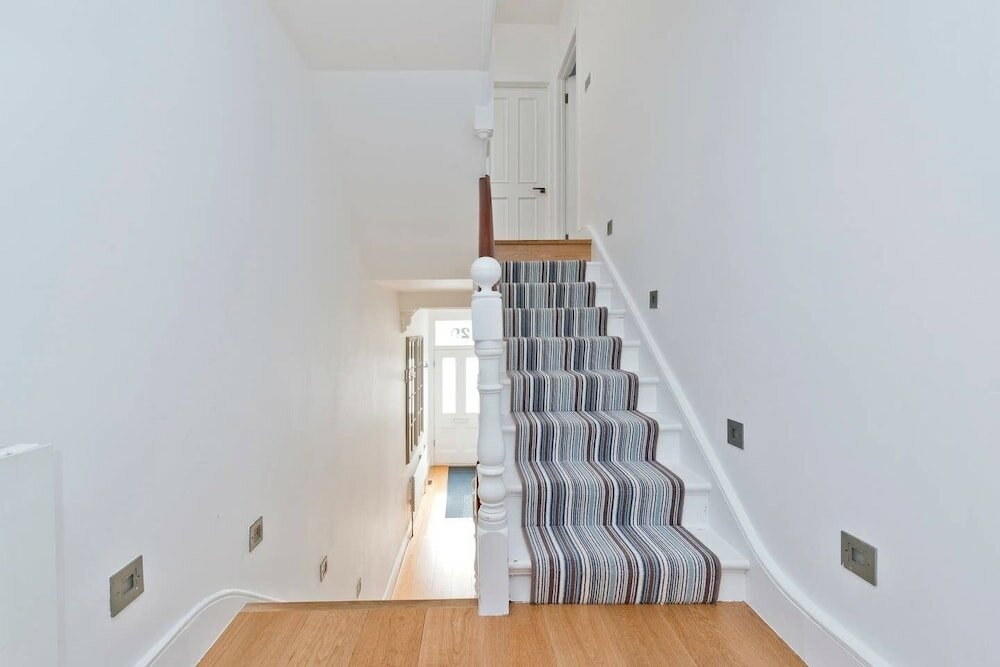Фото Bright & Spacious 5 Bed House in Charming Putney