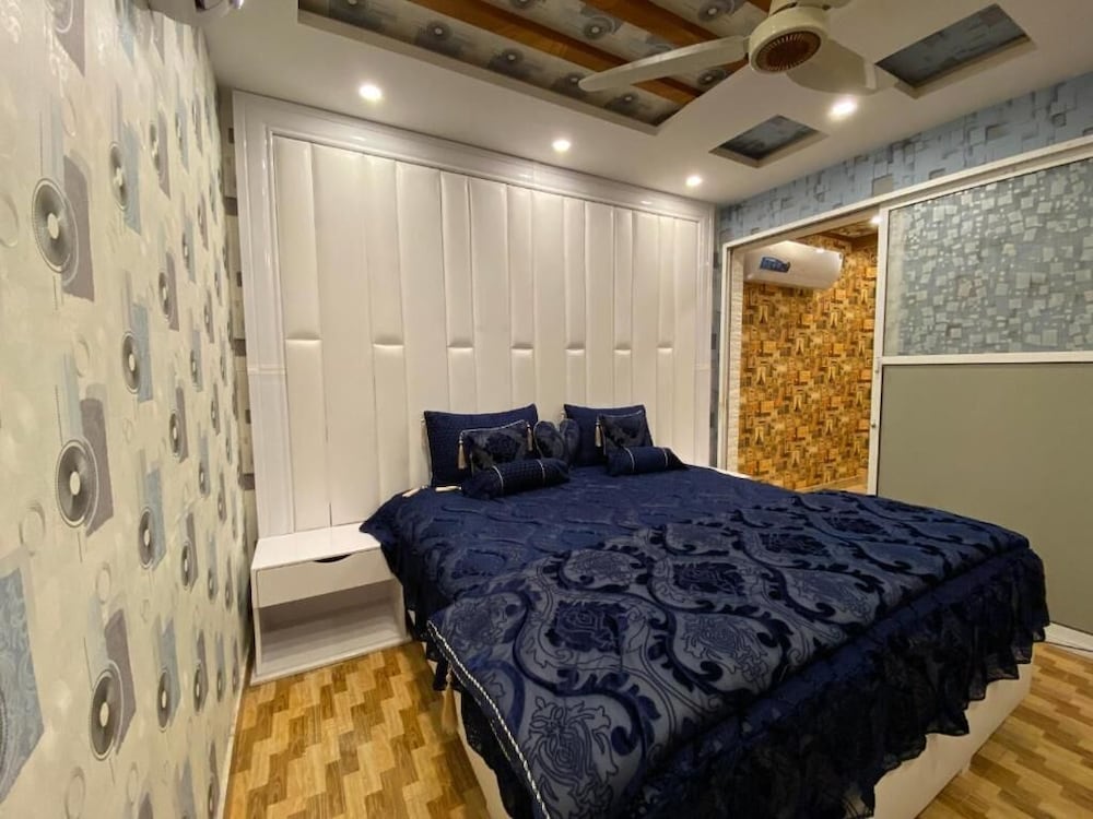 Фото Burj Al Bahria Town Luxury Suites