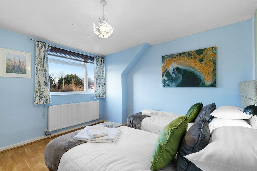 Фото Serviced 4 Bdrm 2 bath house Maidenhead