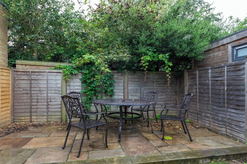 Фото Beautiful 3bd Garden Flat - Tooting!
