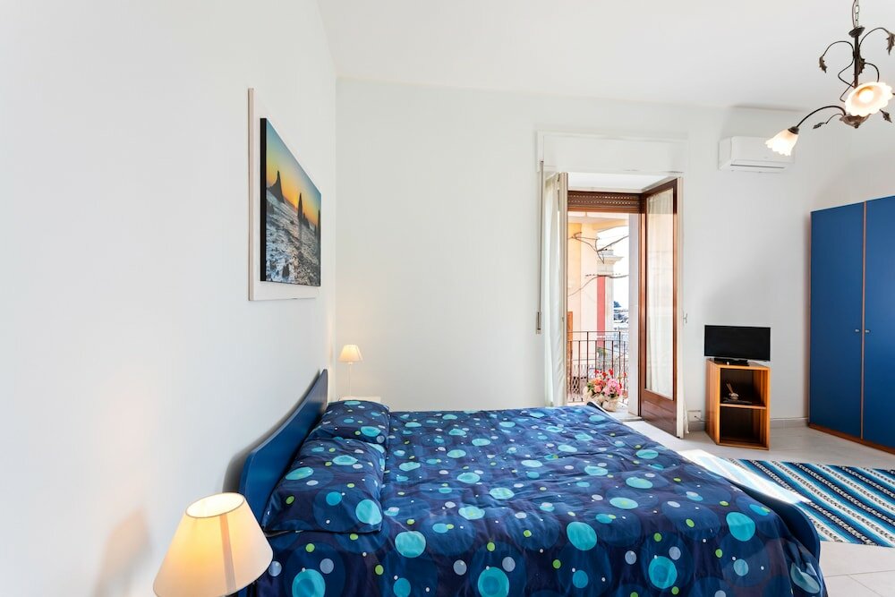 Фото Roomy And Bright Apartment With Balconies X6