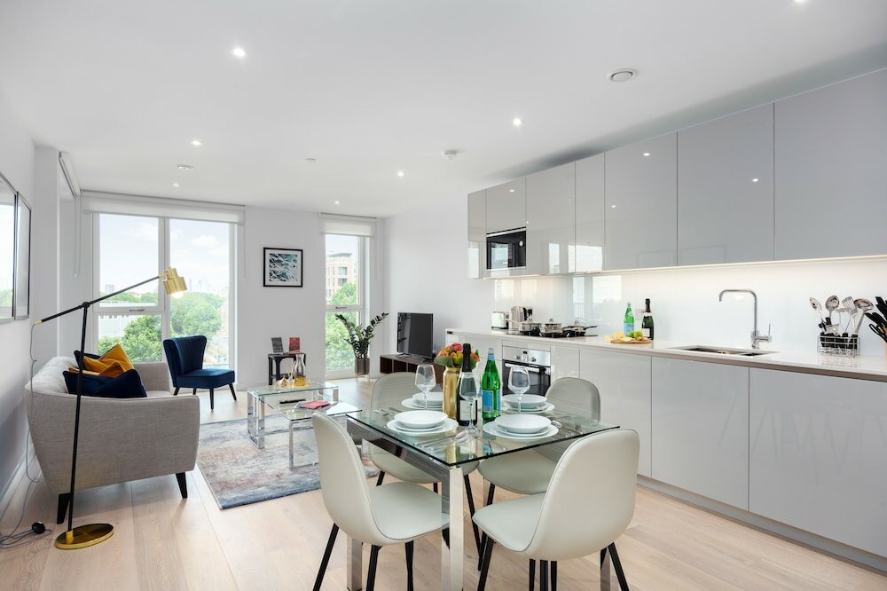 Фото Two Bedroom Serviced Apartment with Balcony in Weymouth Building, Deacon Street