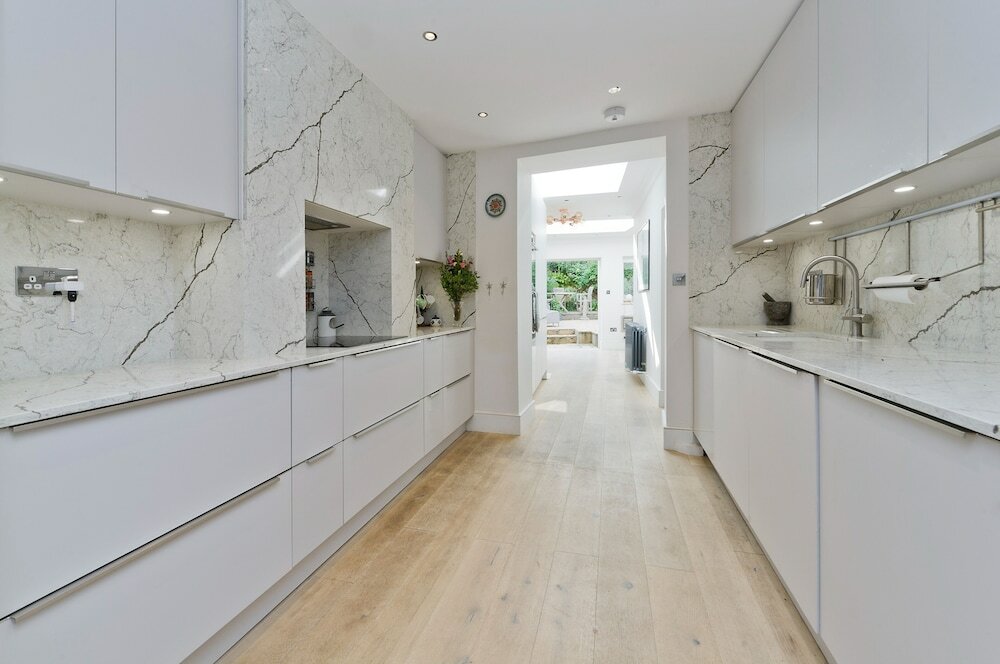 Фото Spacious Family House With Garden Near Battersea Park by Underthedoormat