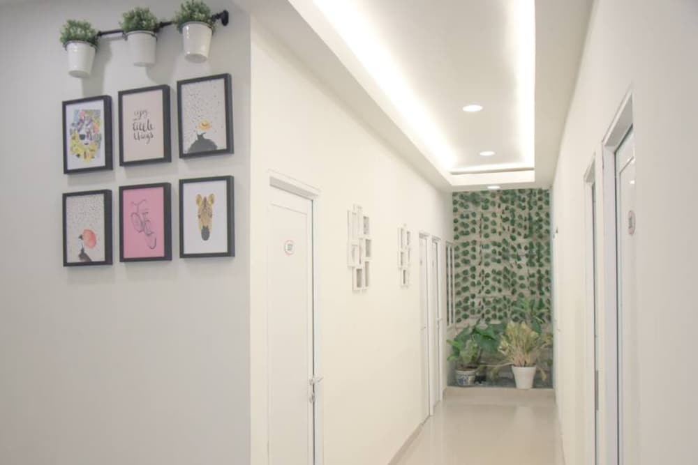 Фото RedDoorz Plus near Manggarai Station 3