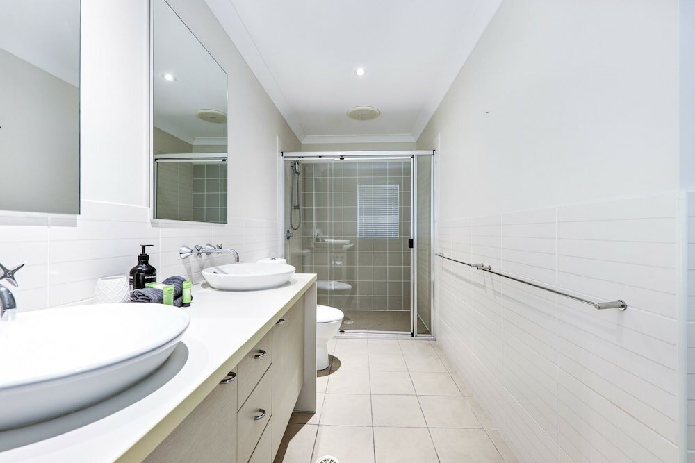 Фото Large House with Pool