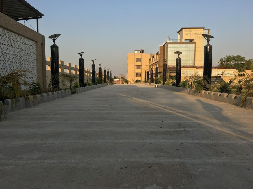 Фото Hotel Ratan Royal Inn