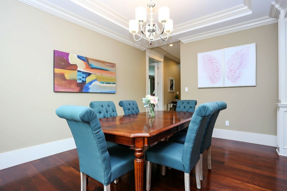 Фото Grand 4 Bedroom Vacation House near Vancouver Downtown