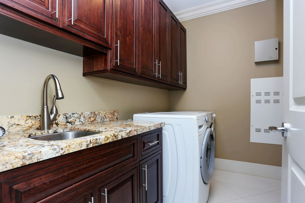 Фото Grand 4 Bedroom Vacation House near Vancouver Downtown