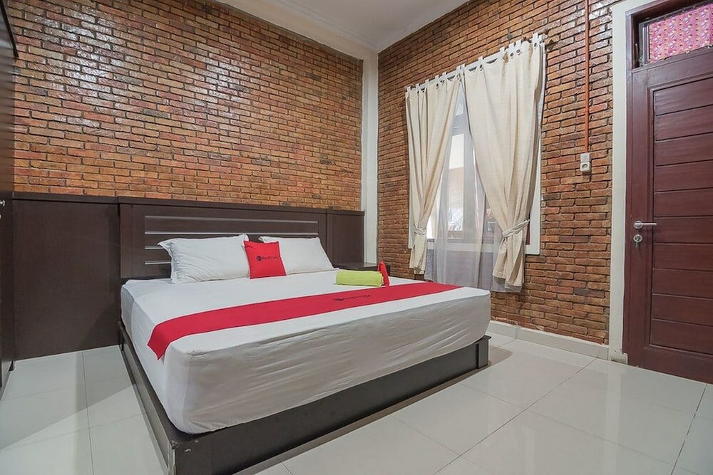 Фото RedDoorz Plus near Cambridge City Square 2