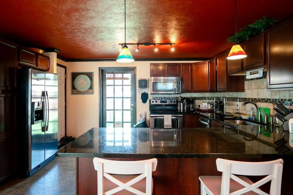 Фото Casa de Henrichs & The Den Spacious Backyard