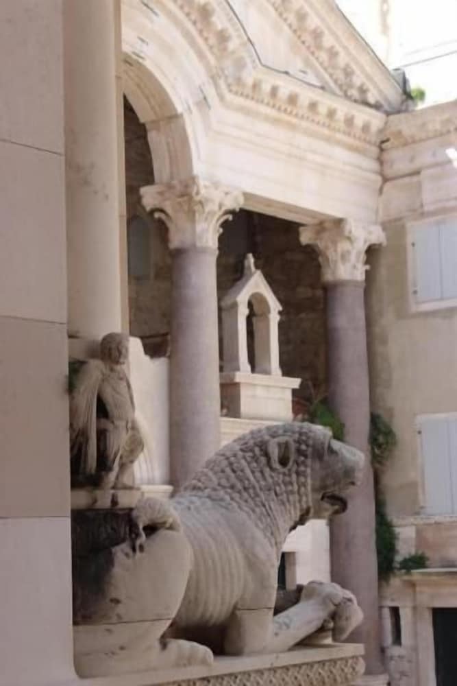 Фото The Suites at Central Split