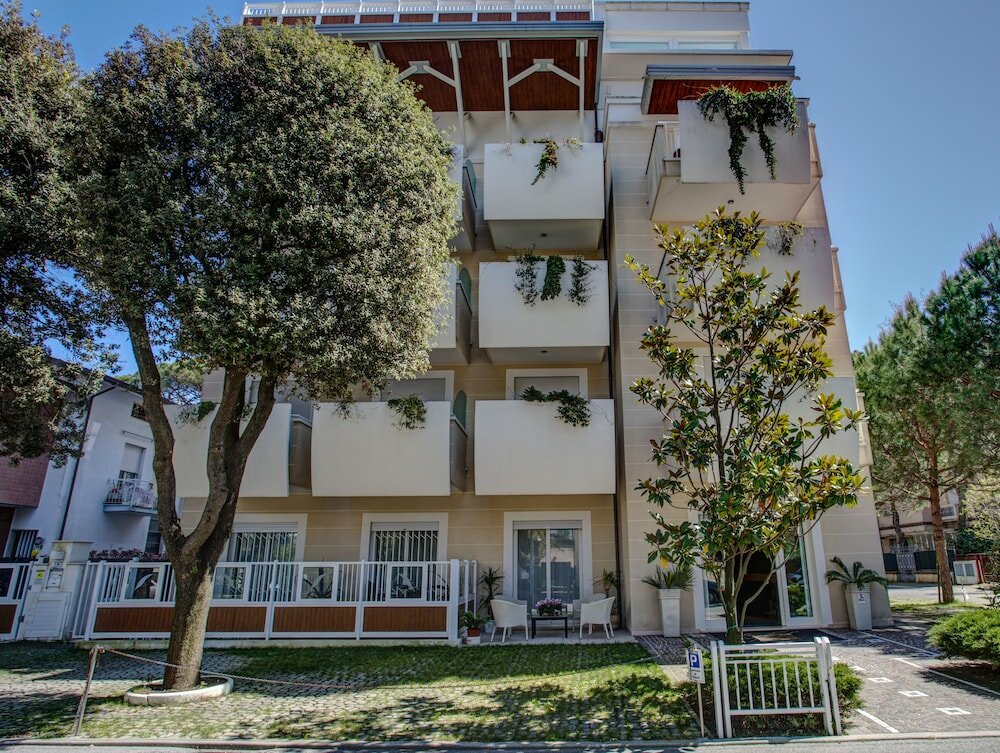 Фото Aparthotel England