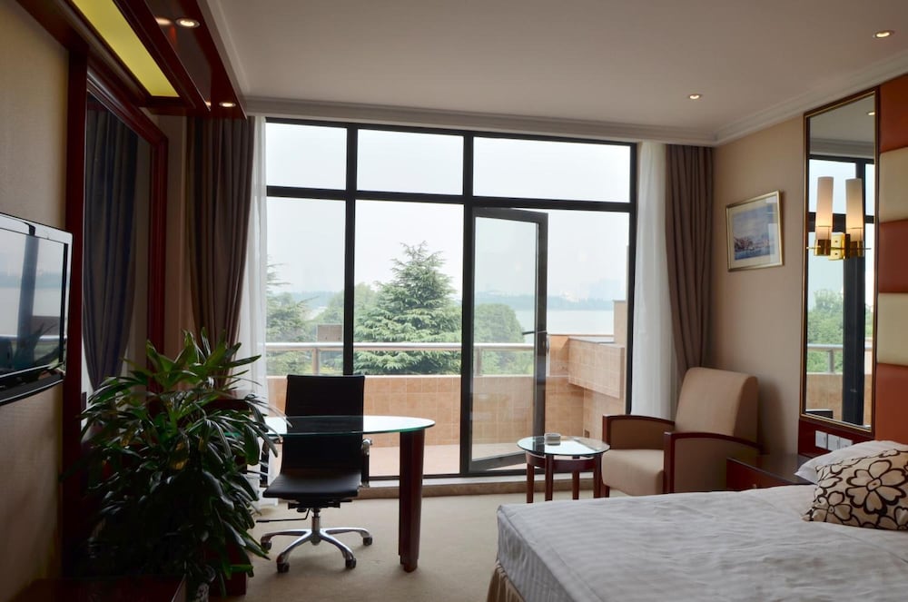 Фото Wuxi Lakeview Park Resort