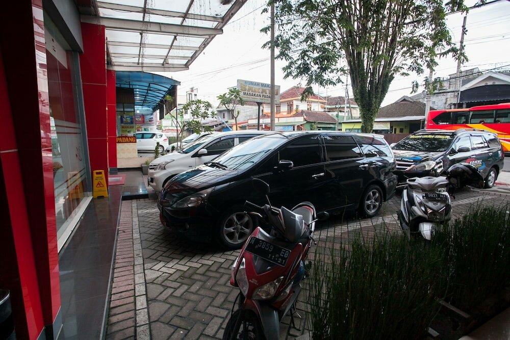 Фото RedDoorz near Hawaii Water Park