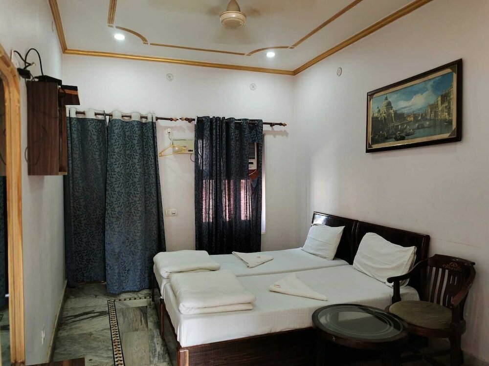 Фото Hotel Shivratri Guest House