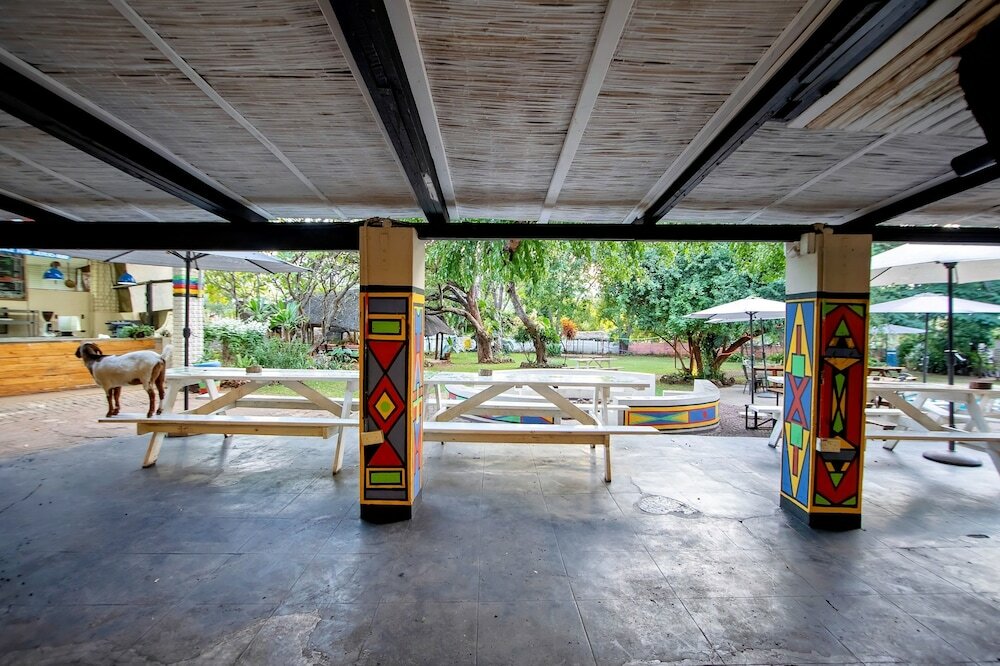 Фото Shoestrings Backpackers & Bar