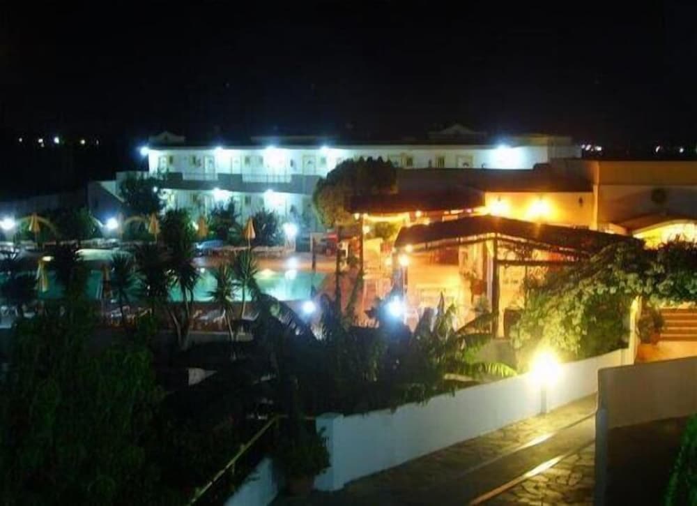 Фото Fili Hotel Apartments