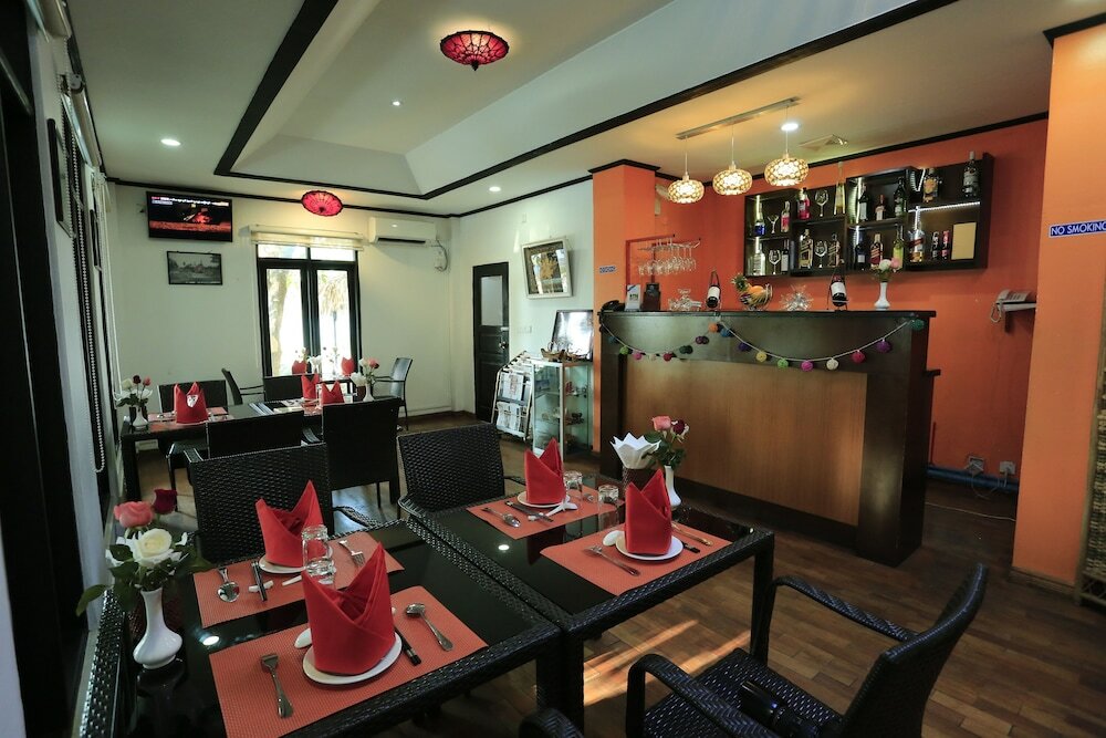 Фото Wh Hotel Thanlyin