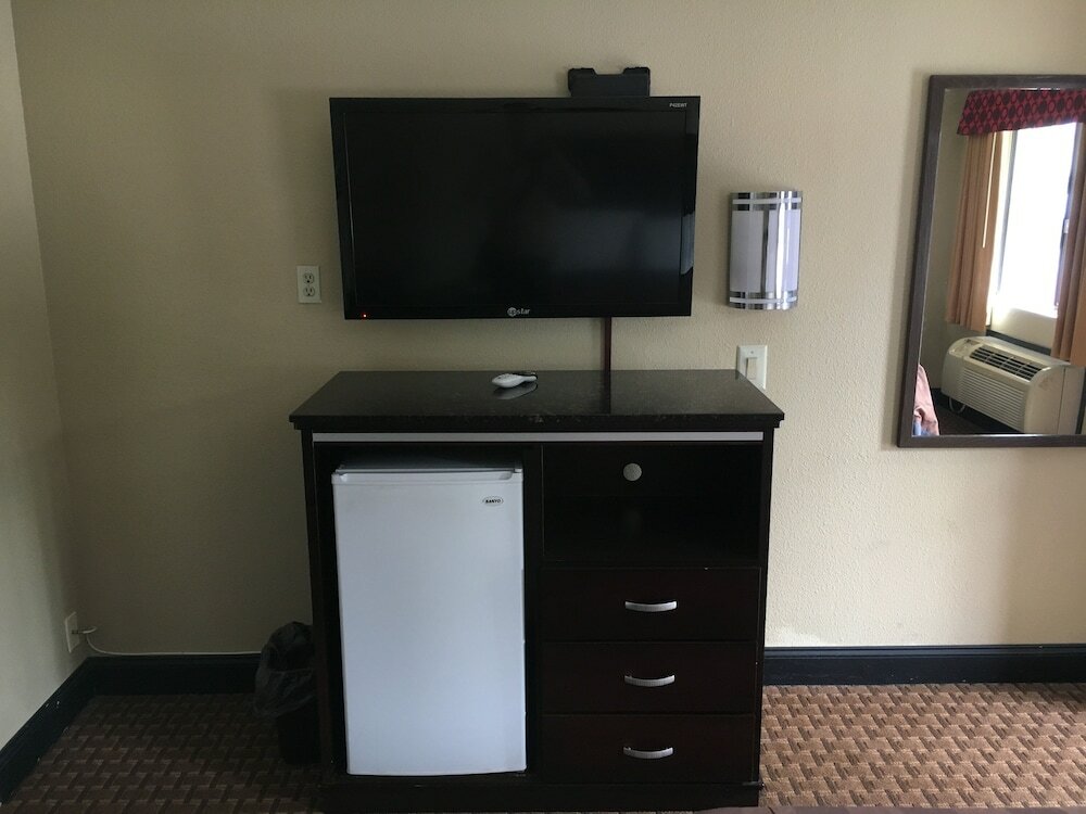 Фото Del Amo Inn