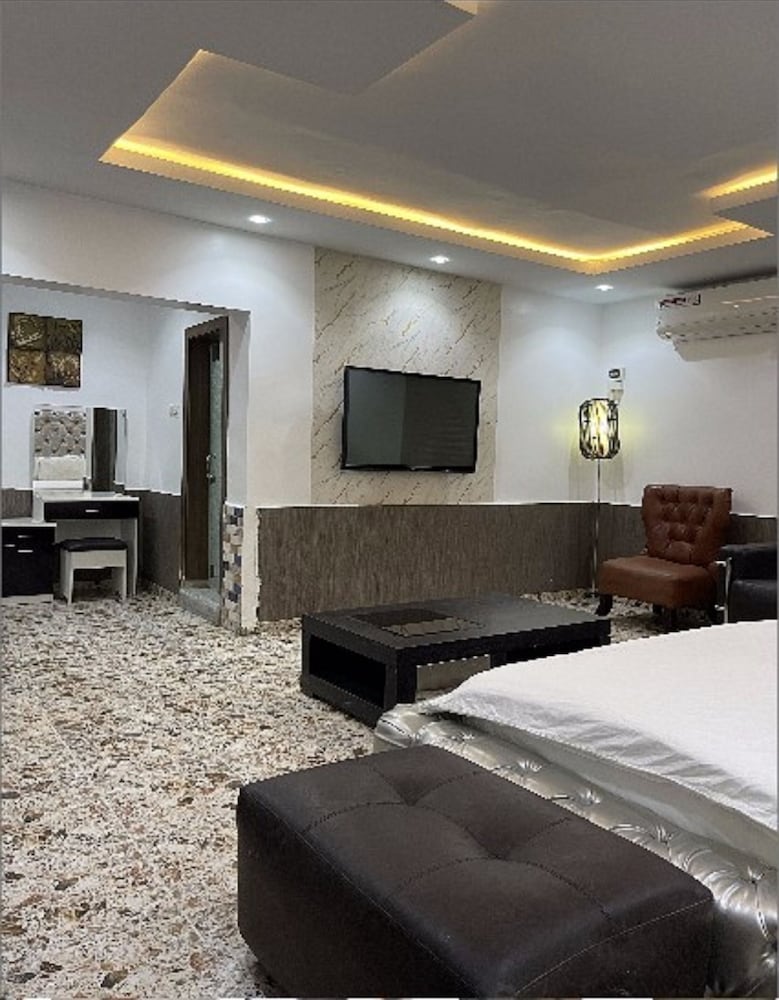 Фото Charlies Place And Suite