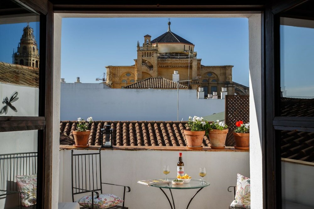 Фото Apartamentos Los Patios de la Judería