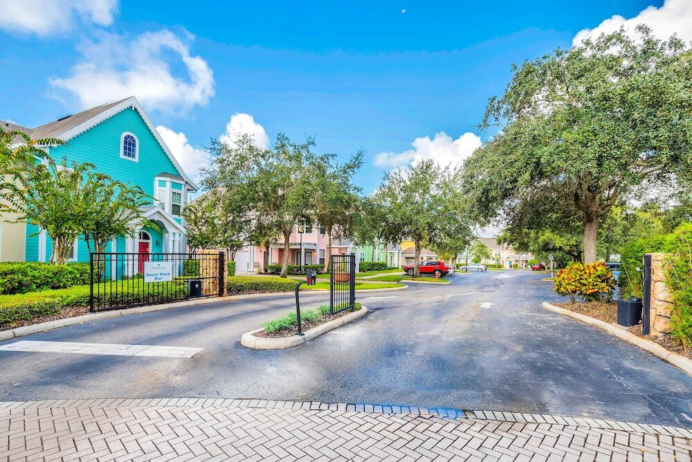 Фото Runaway Beach Club Resort