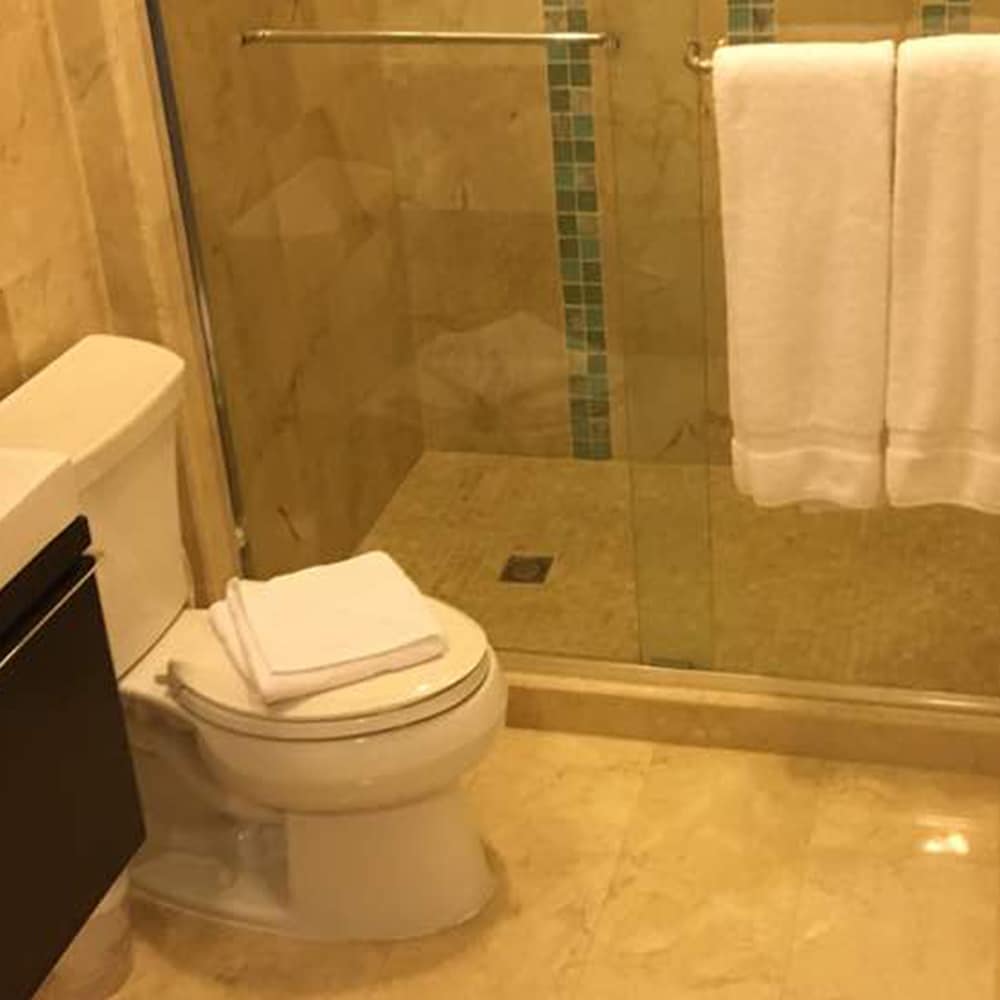 Фото Gold Coast Luxurious and Stylish Condo