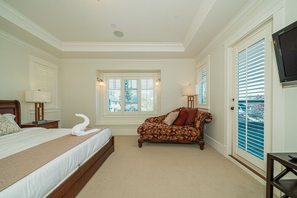 Фото Elegant & Cozy Escape West Vancouver