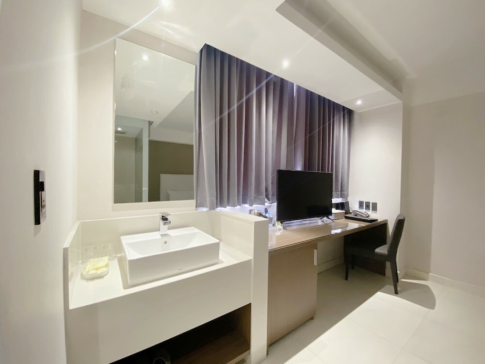 Фото The Luxe Hotel
