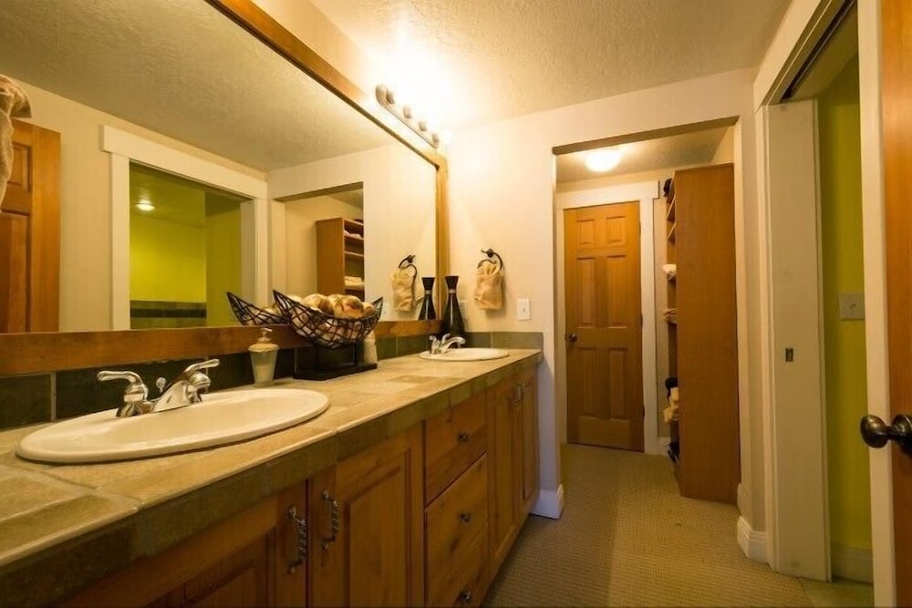 Фото Town Pointe by Lespri Management