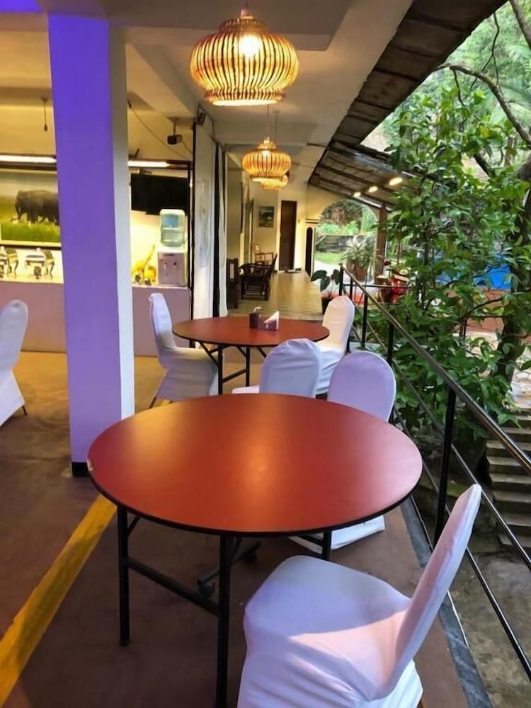 Фото White House Adam's Peak