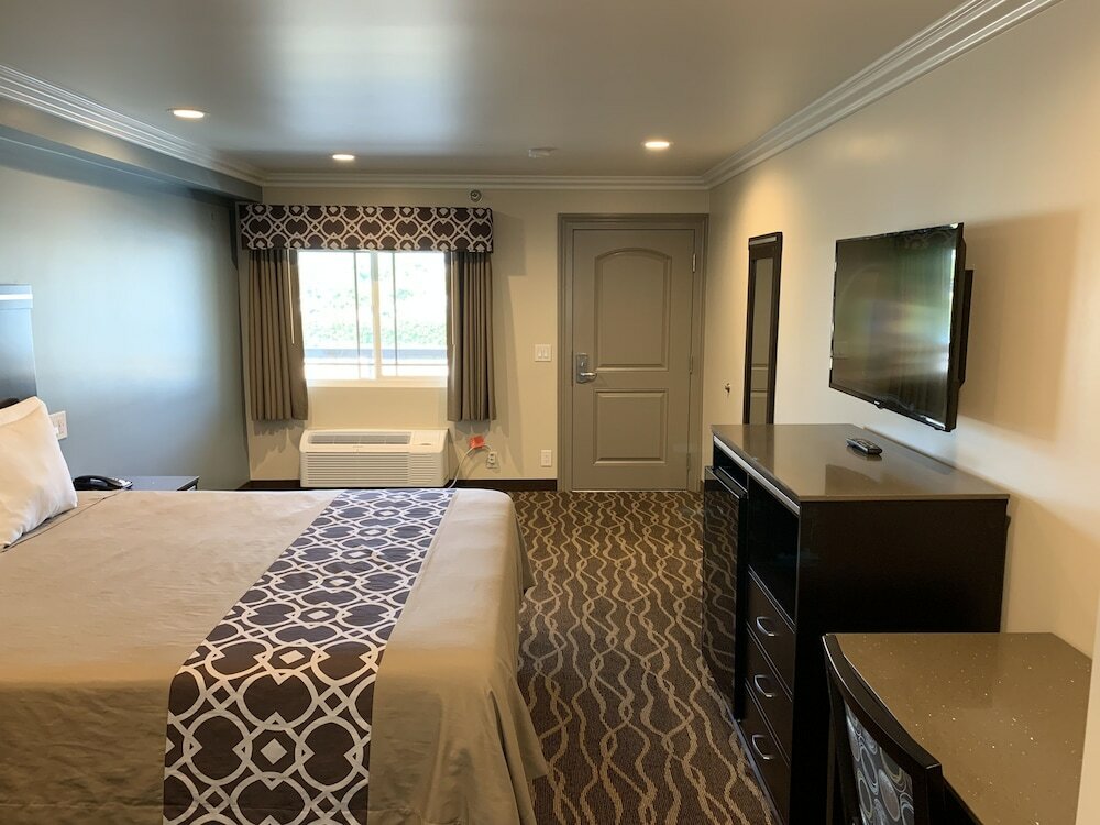 Фото Industry Inn & Suites