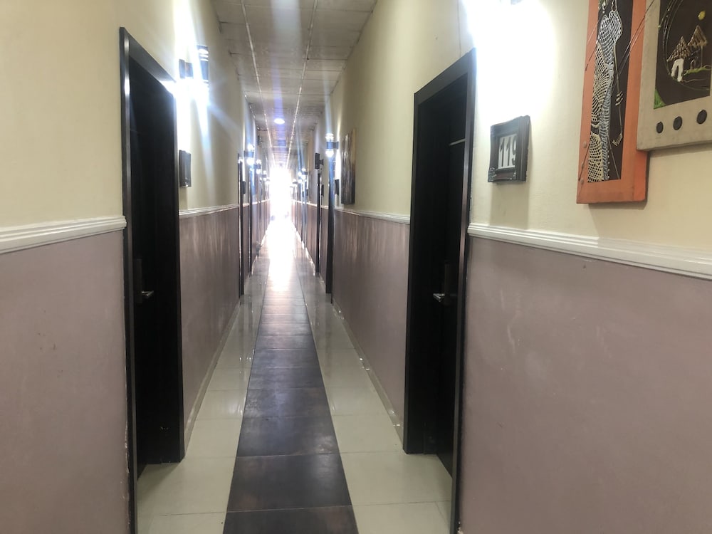 Фото Mayors & Diplomat Suites Opebi