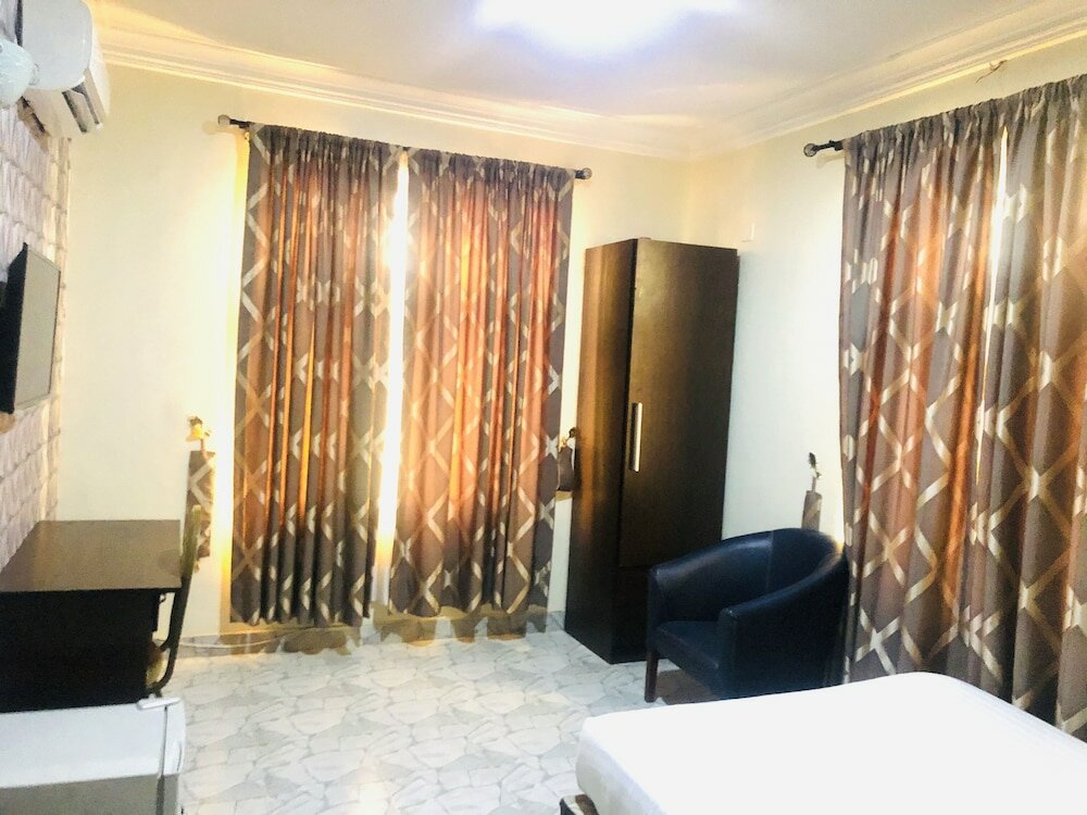 Фото Mayors & Diplomat Suites Opebi