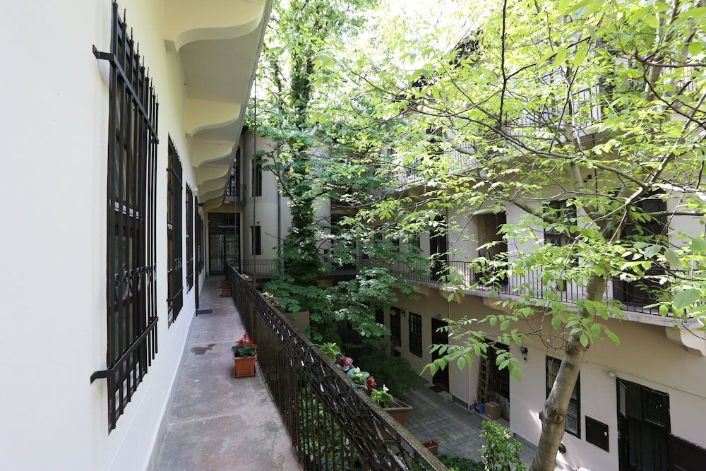 Фото Amber Gardenview Studios