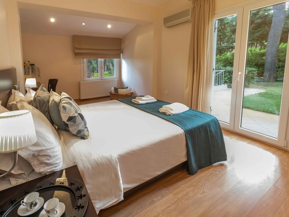 Фото A Private Haven: Hera with Secluded Pool and Garden