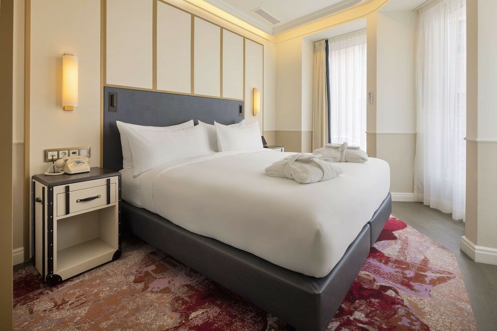 Фото The Emerald House Lisbon Curio Collection by Hilton