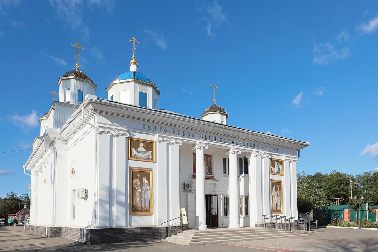 Бело-голубое здание Никольского кафедрального собора с золотыми куполами