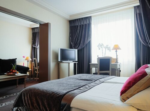 Гостиница Hotel Royal в Же