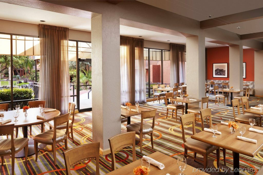 Фото Holiday Inn & Suites Phoenix Airport North, an Ihg Hotel