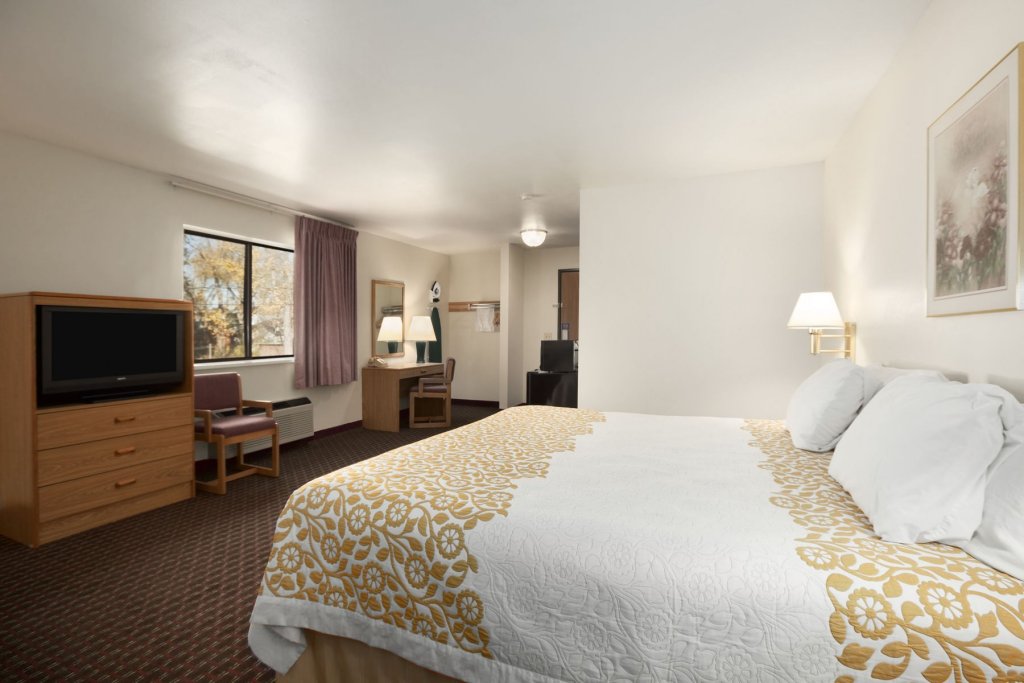 Фото Days Inn by Wyndham Stoughton Wi