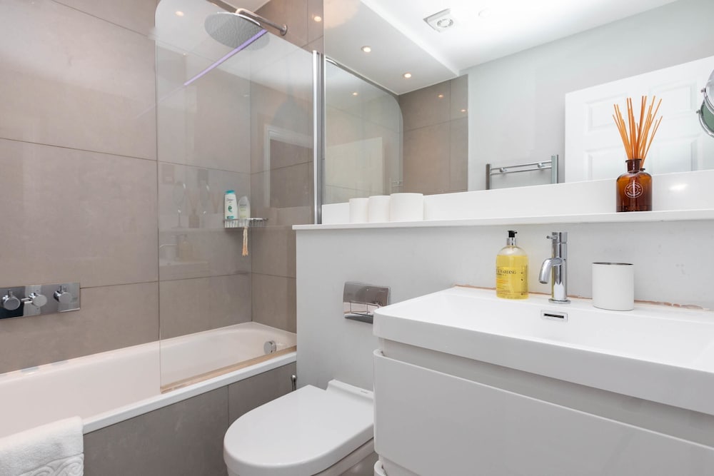 Фото Spacious 3 Bedroom in Notting Hill With Balcony