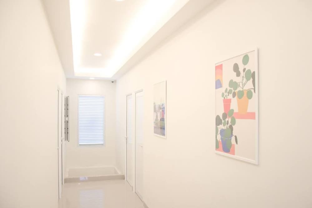 Фото RedDoorz Plus near Manggarai Station 3