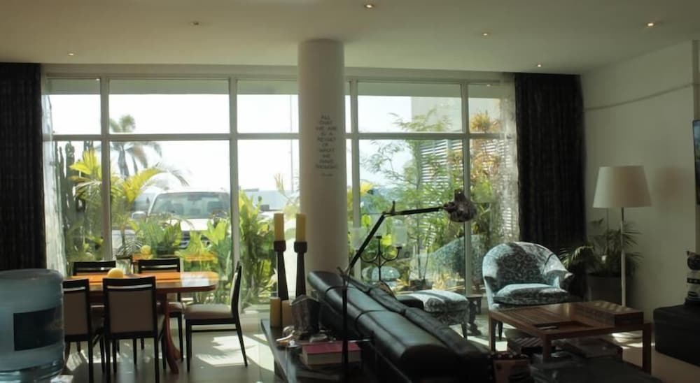 Фото Thomson Art House