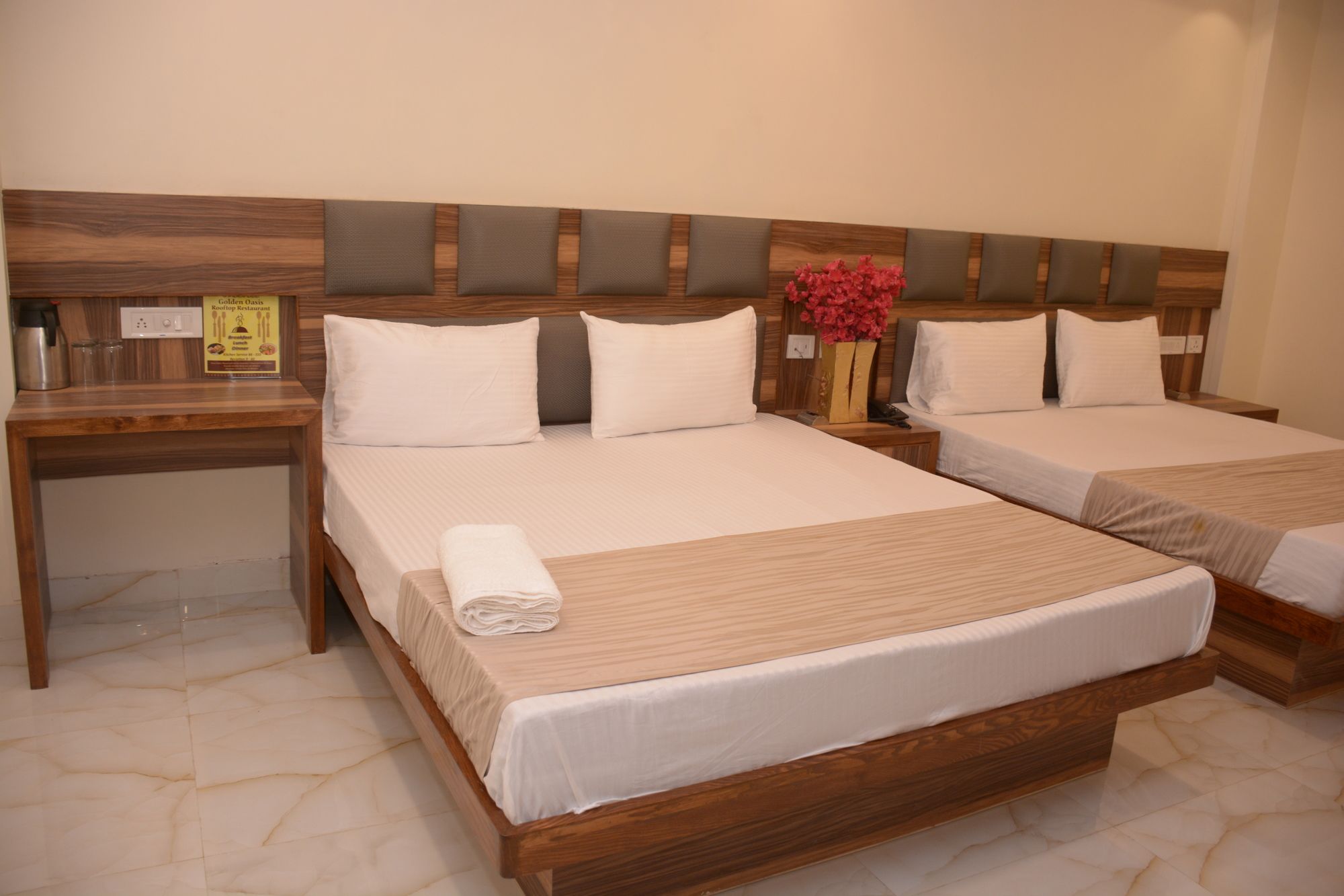 Фото Hotel Golden Oasis Delhi