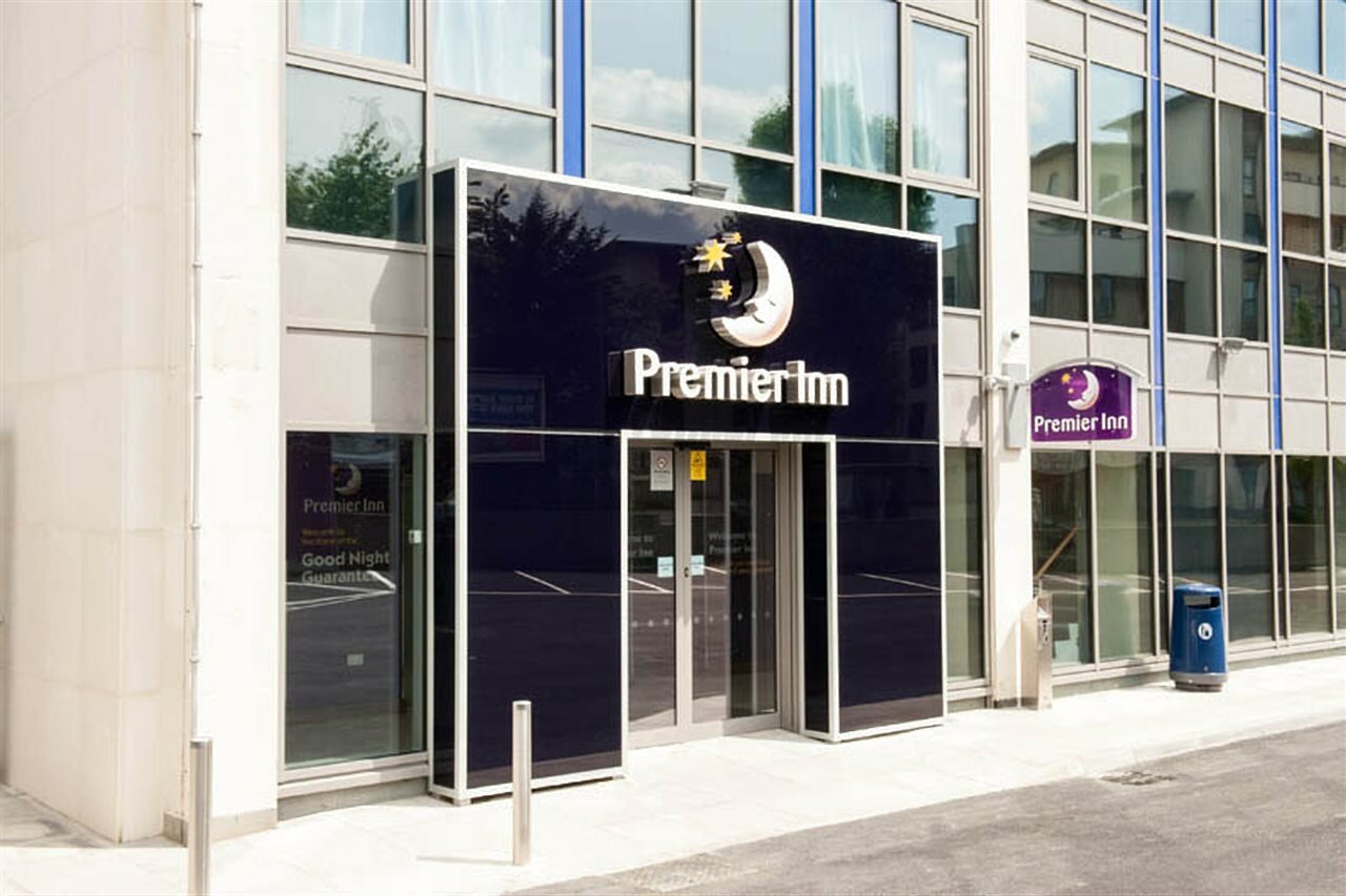 Фото Premier Inn London Hendon - The Hyde