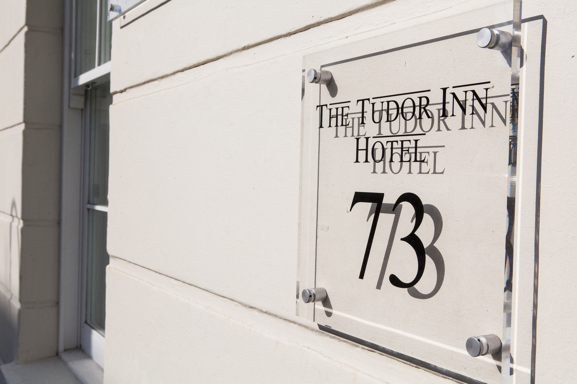 Фото The Tudor Inn Hotel