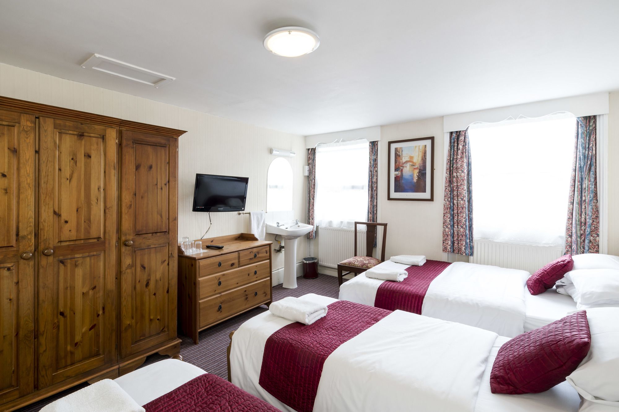 Фото St Athans Hotel