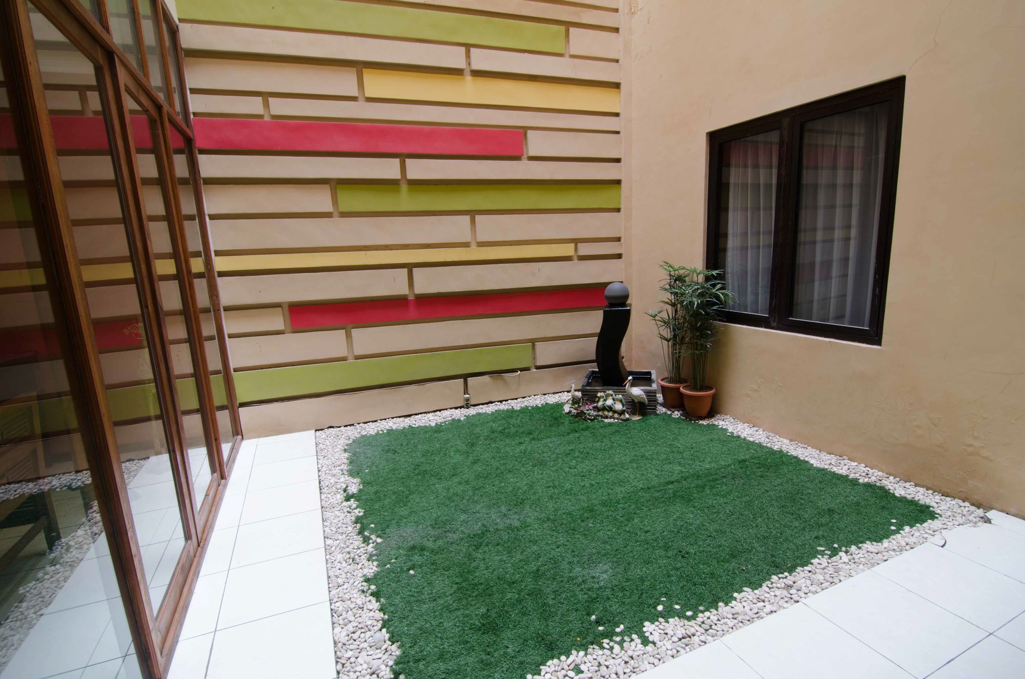 Фото RedDoorz near Gubeng Station