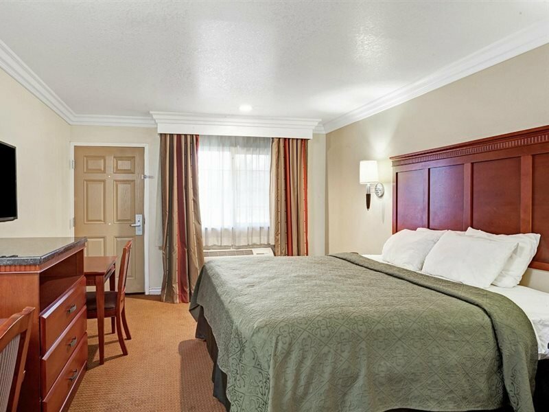 Фото Super 8 by Wyndham Cypress Buena Park Area